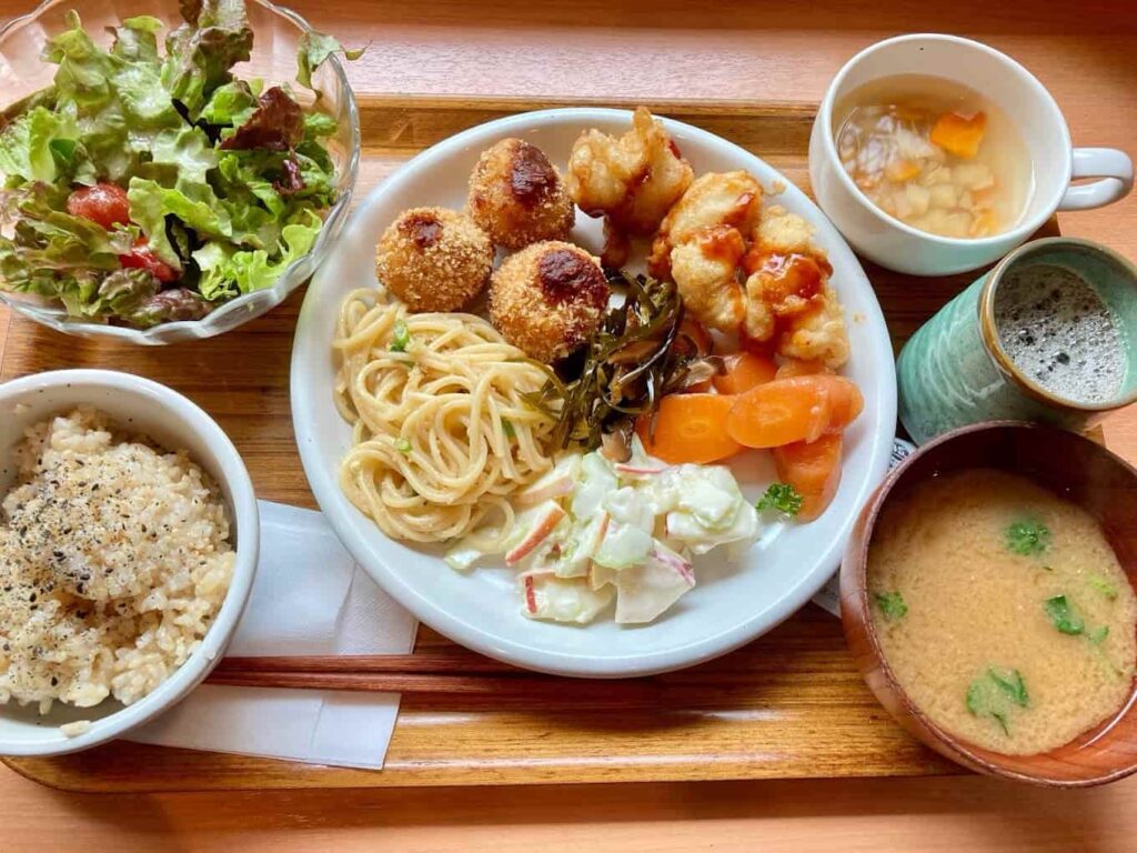 クレヨンハウスのビュッフェ