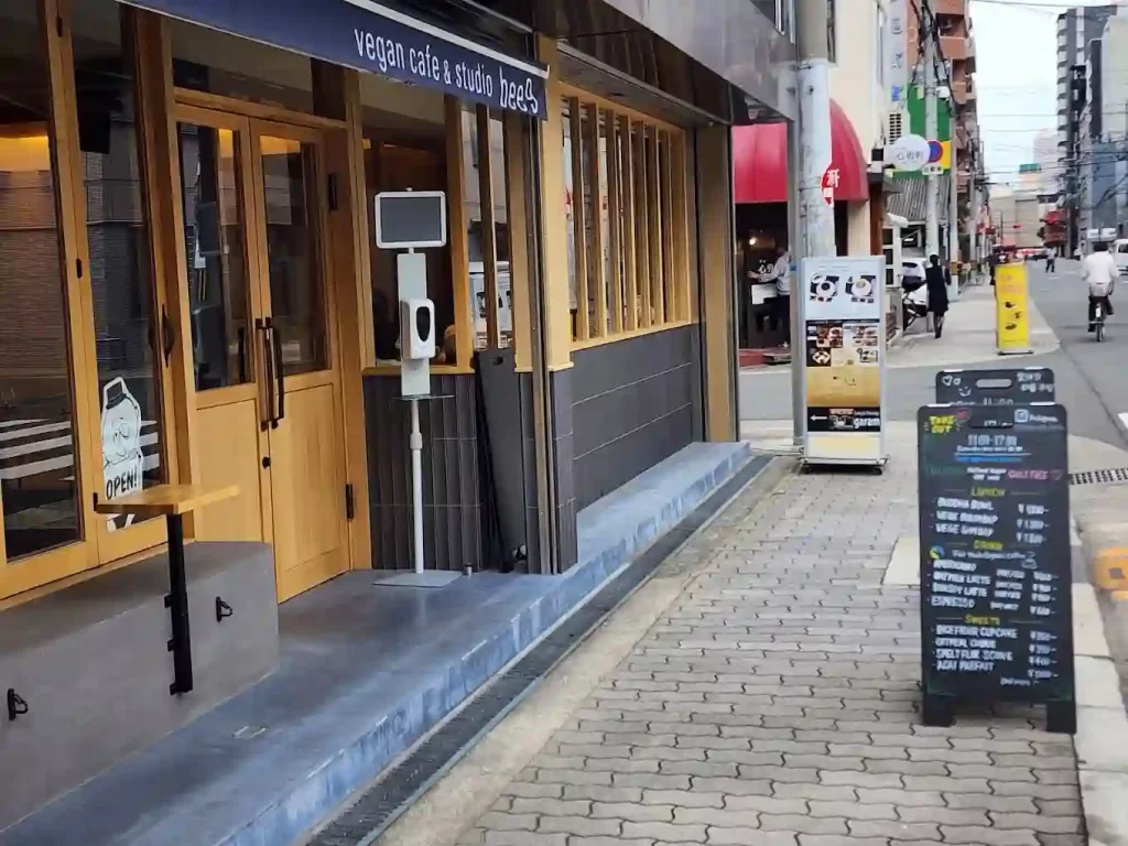Bee9 vegan cafe & studioの外観