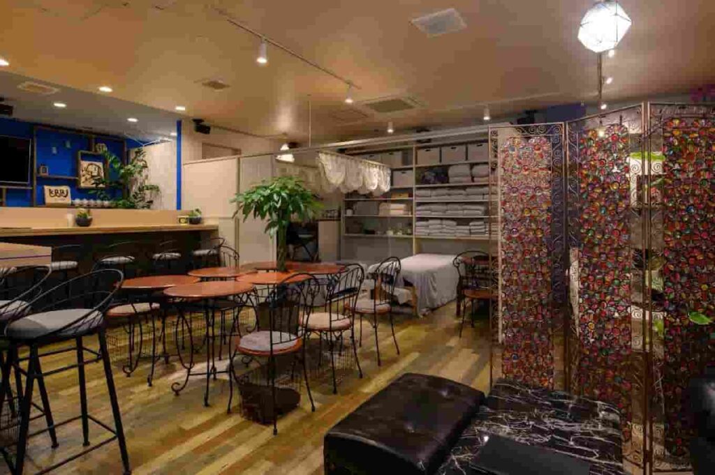 Total Therapy cafe salon school studio KURURU